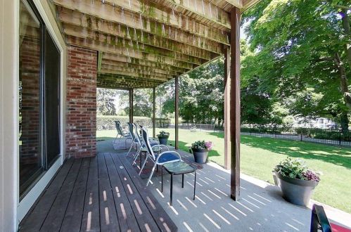 1 Indian Ter, Middletown RI 02842-5721 exterior