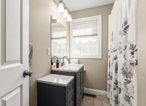 48 Collins St, Seabrook NH 03874-4603 exterior