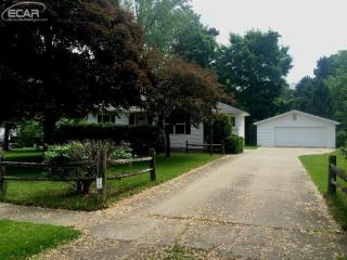 718 Forest Dr, Fenton, MI 48430-1409