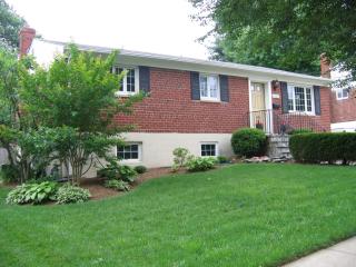 4704 Creek Shore Dr, Rockville MD  20852-2408 exterior