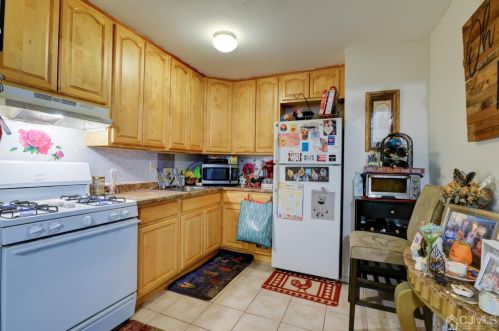 124 College Dr, Edison NJ 08817-5955 exterior