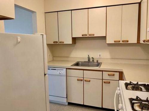 1 Ruth Ct, Middletown NY 10940-5328 exterior