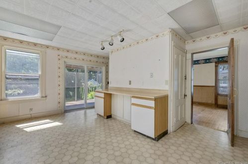 8 Un St, Milford CT 06460-4724 exterior