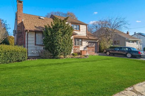 17 Kenneth Ln, Babylon, NY 11703-2311