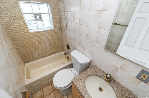 50 Great East Neck Rd, Babylon NY 11704-7631 exterior