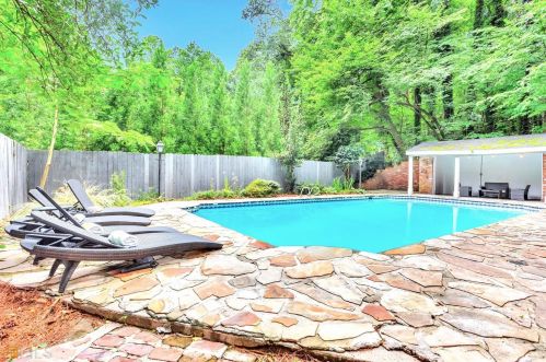 3048 Duke Of Gloucester, Atlanta GA  30344-5809 exterior