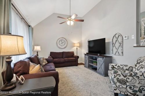 17 Maplewood Dr, Middletown, NJ 07748-1546