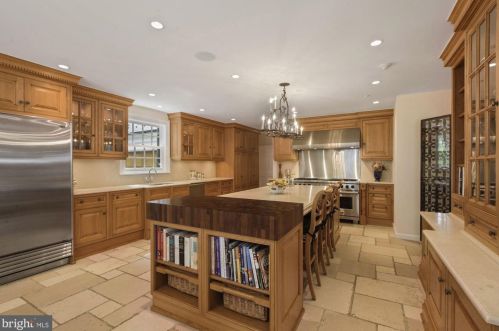 11013 Cripplegate Rd, Rockville MD 20854-1630 exterior