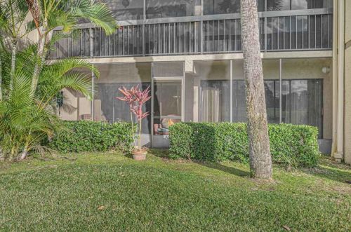 9450 Meadowood Dr, Fort Pierce FL 34951-2951 exterior