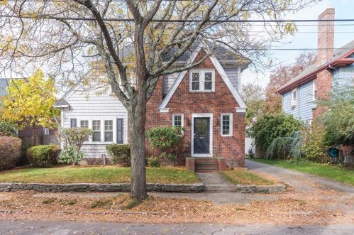 73 Cathedral Ave, Providence, RI 02908-1901