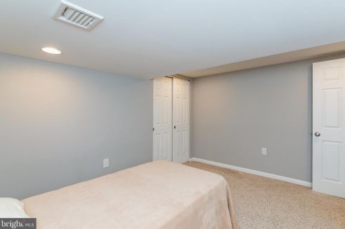 33 Vly Vw Dr, Hanover PA 17331-8307 exterior