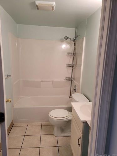 27 Mclaughlin Ter, Derby CT 06418-2126 exterior