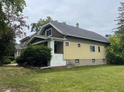 5667 35th St, Milwaukee, WI 53209-4031