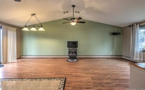 48 Stevens St, Milford CT 06460-7869 exterior