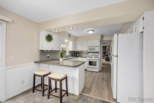 2253 Fawnwood Dr, Grand Rapids MI 49508-6519 exterior