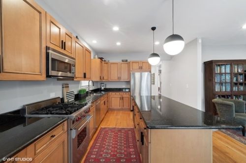 4425 Damen Ave, Chicago IL 60625-1701 exterior