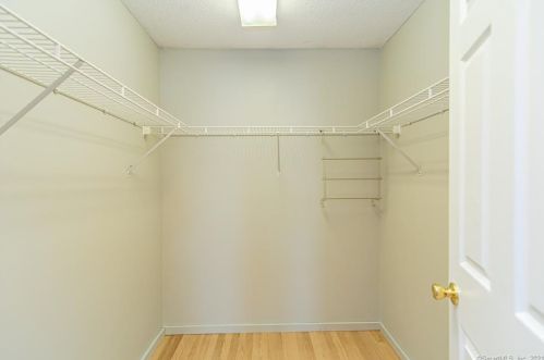 4 Celtic Ct, Enfield CT 06082-5777 exterior