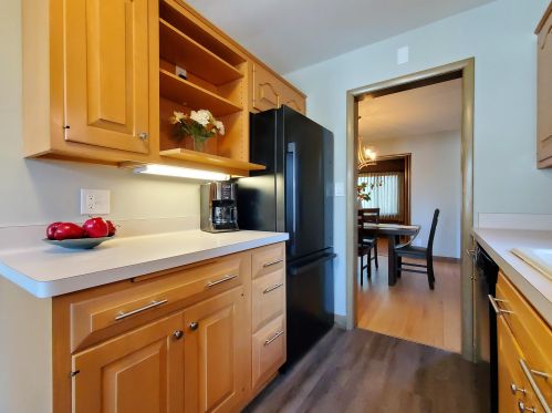 1631 Chateau Pl, Milwaukee WI 53217-6022 exterior