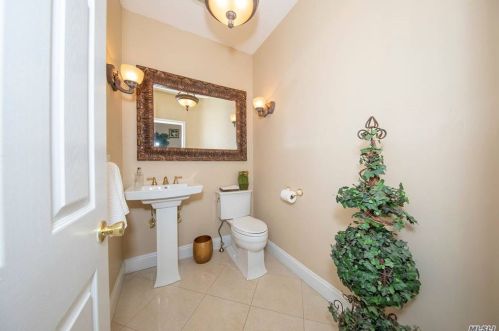 15 Aly Pond Ct, Huntington Station NY 11746-5875 exterior