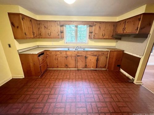 19 Kulas Ter, Seymour CT 06483-2715 exterior