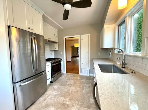 5006 Santa Monica Blvd, Milwaukee WI  53217-5534 exterior