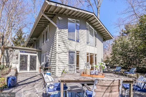 7804 Ridgecrest Dr, Alexandria VA 22308-1053 exterior