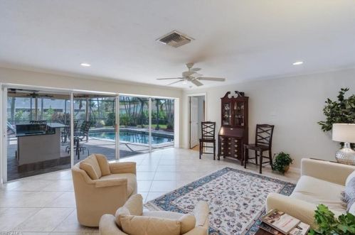 160 Madison Dr, Naples FL 34110-1323 exterior