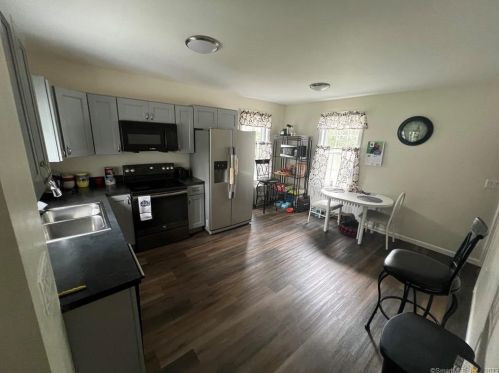 41 Loomis Ave, Windsor CT  06095-2804 exterior