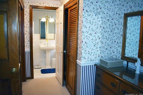 7 Orbit Dr, Enfield CT 06082-5528 exterior