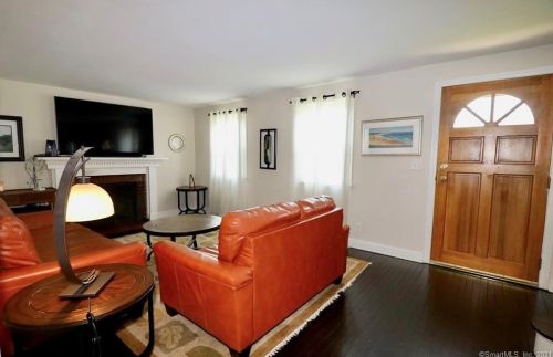 153 Bloomfield Ave, Windsor CT  06095-2819 exterior