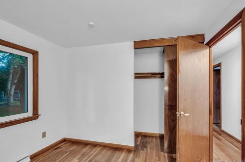 4 Pne Grv Ave, Enfield CT 06082-2617 exterior