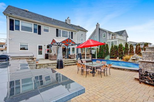 95 Midway St, Babylon NY  11702-4311 exterior