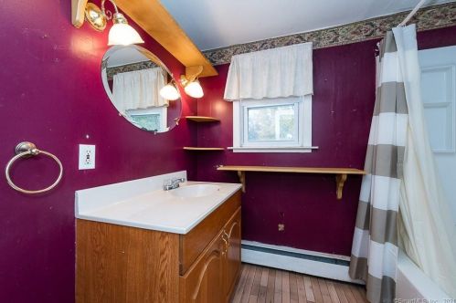 1075 Poquonock Ave, Windsor CT 06095-1234 exterior