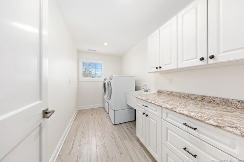 18 Ox Yoke Ln, Norwalk CT 06851-1708 exterior