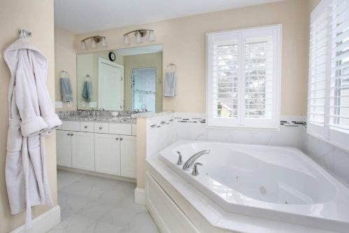 34 Ripley St, Newton MA 02459-2207 exterior