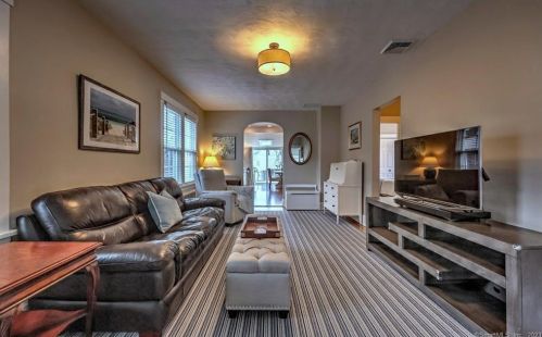 49 Lenox Ave, Milford CT 06460-5044 exterior