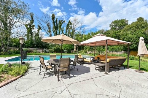 6855 Lk Dr, Milwaukee WI 53217-3622 exterior