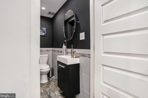 2225 Christian St, Philadelphia PA 19147-3710 exterior