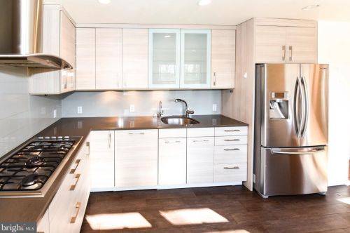 6905 Breezewood Ter, Rockville MD  20852-4323 exterior