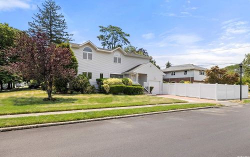 2 Furth Rd, Valley Stream, NY 11581-2531