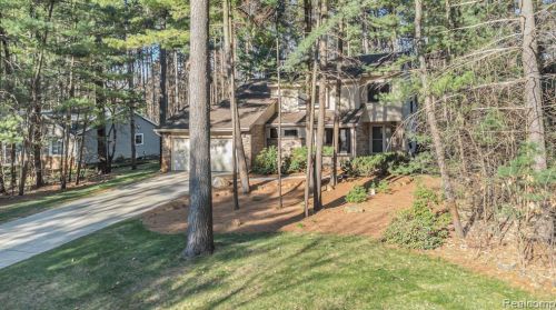 4082 Pinestead Dr, Walled Lake MI 48390-1344 exterior