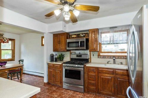 2 Crabapple Ln, Commack NY 11725-2404 exterior