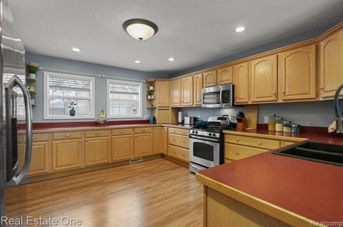 308 1st St, Fenton MI  48430-2703 exterior