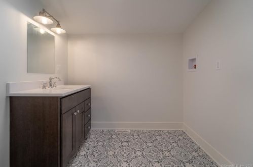 32 Mtn Brk Rd, North Haven CT 06473-1019 exterior