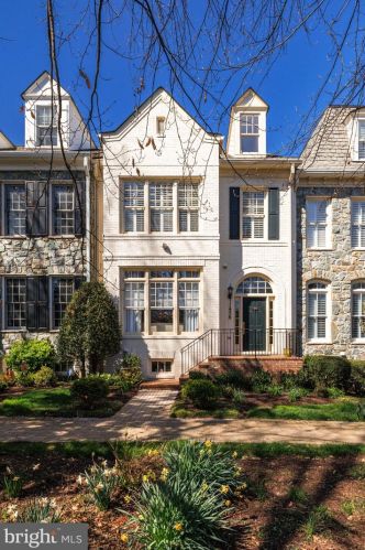 1456 Harvest Xing Dr, Mc Lean VA 22101-5651 exterior