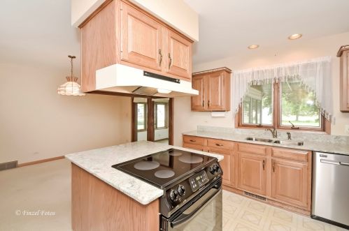 810 Bunker St, Bull Valley IL 60098-3941 exterior