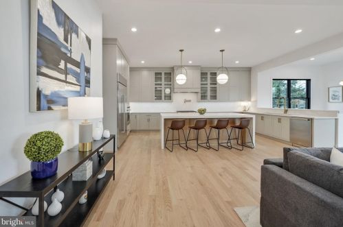 1422 Mayflower Dr, Mc Lean VA 22101-5615 exterior