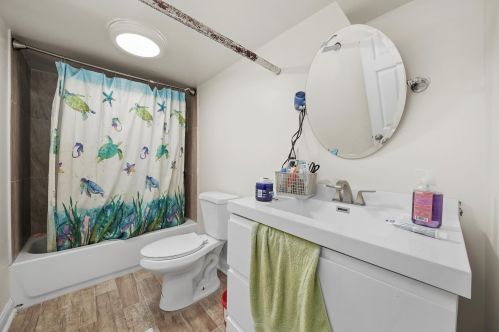 7235 Washtenaw Ave, Chicago IL  60645-1435 exterior