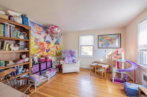 9 Jondot Dr, Enfield CT 06082-2213 exterior