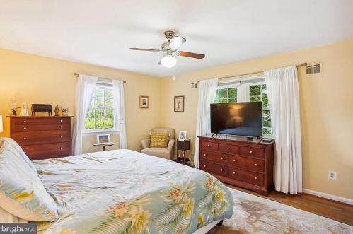 18052 Ml Crk Dr, Rockville MD 20855-1000 exterior